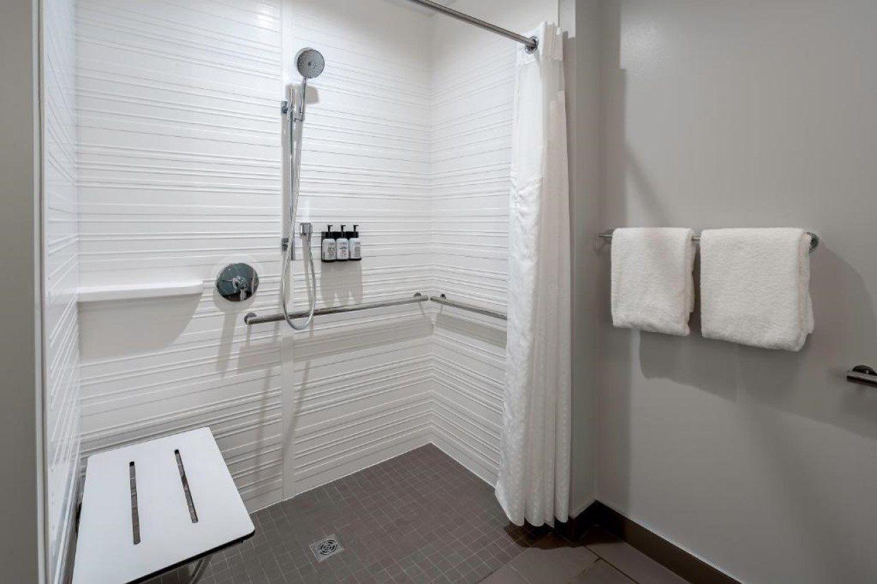 Avid Hotels Milwaukee West - Waukesha By Ihg Pewaukee Exterior photo